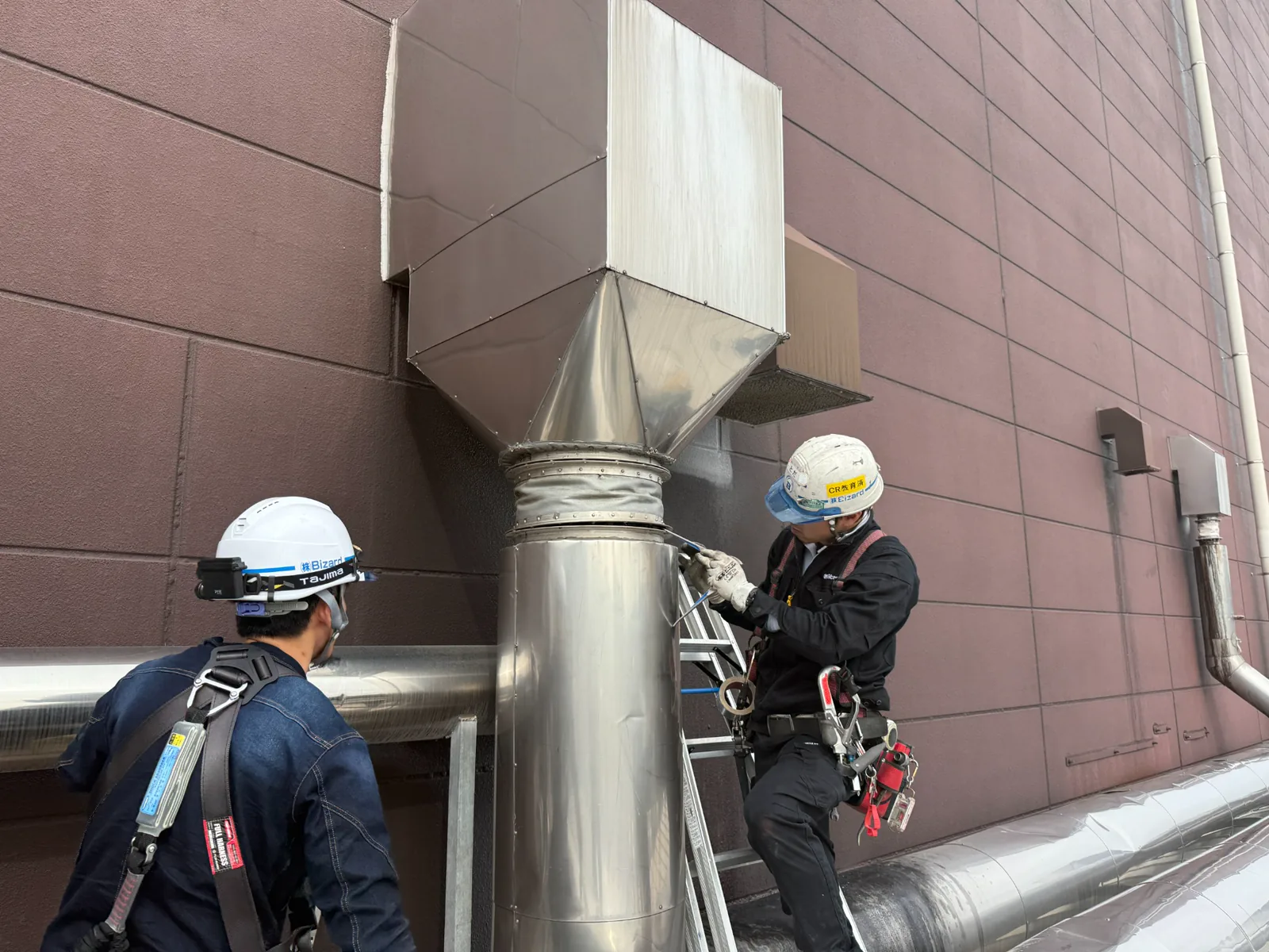 工場外壁のステンレスダクト用フレキ継手の交換作業