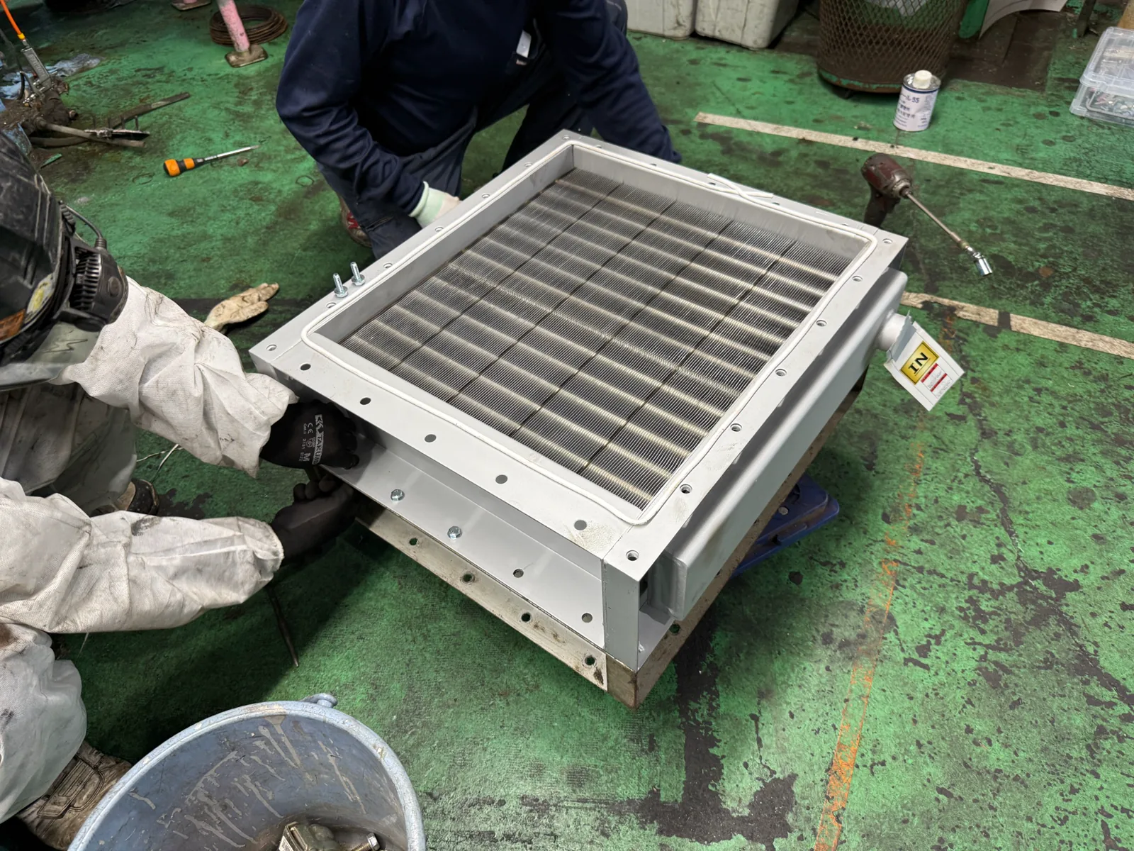 工場の生産設備に組み込まれたプレートヒーターの更新作業